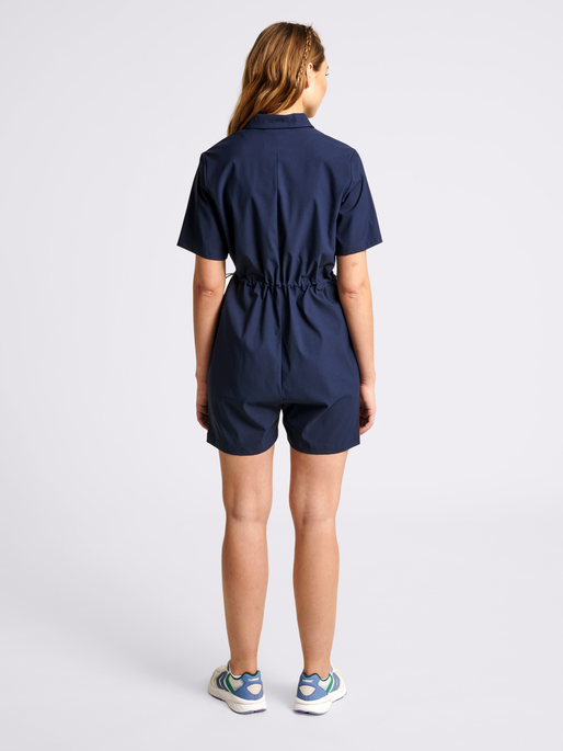 hmlSPARROW JUMPSUIT, TOTAL ECLIPSE, model