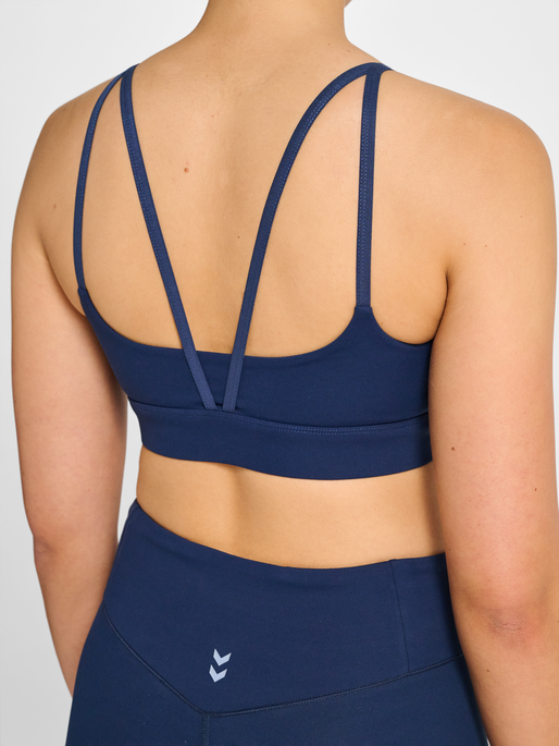 hmlYOGA STRAP BRA, DRESS BLUES, model