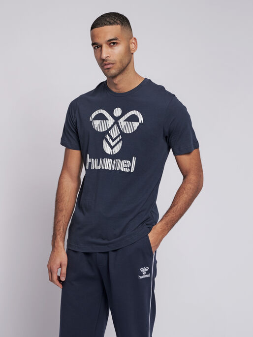 hmlVALTER T-SHIRT S/S, BLACK IRIS, model