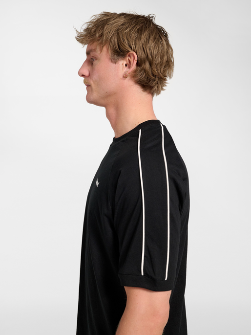 hmlCLUB REST DAY T-SHIRT S/S, BLACK, model