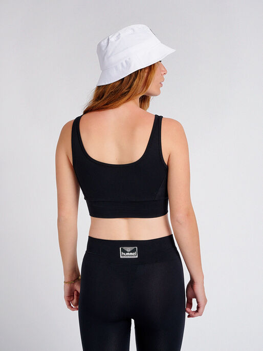 hmlHEROINE SEAMLESS CROPPED TOP, BLACK, model