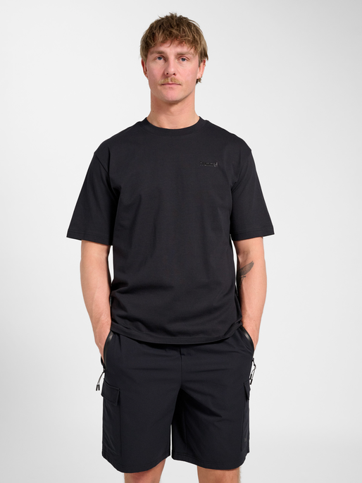 hmlKEEPER LOGO T-SHIRT S/S, BLACK, model