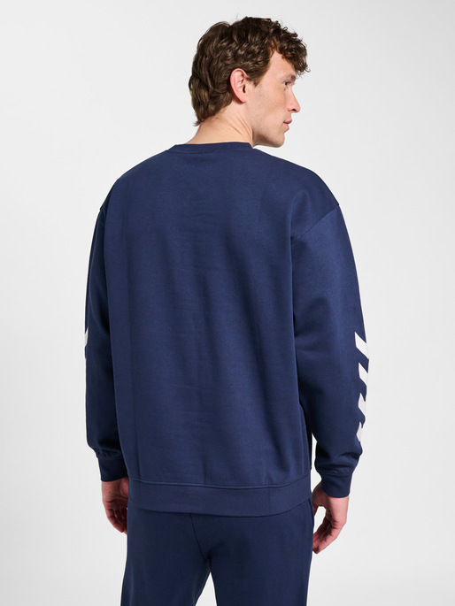 hmlCHEVRON ATHLETIC SWEATSHIRT, DRESS BLUES, model