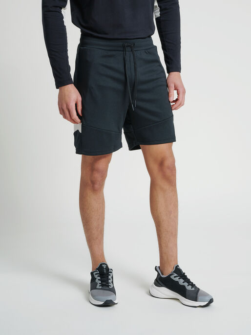hmlALEC SHORTS, BLACK, model