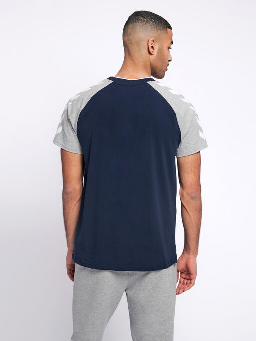 hmlMARK T-SHIRT S/S, BLACK IRIS, model