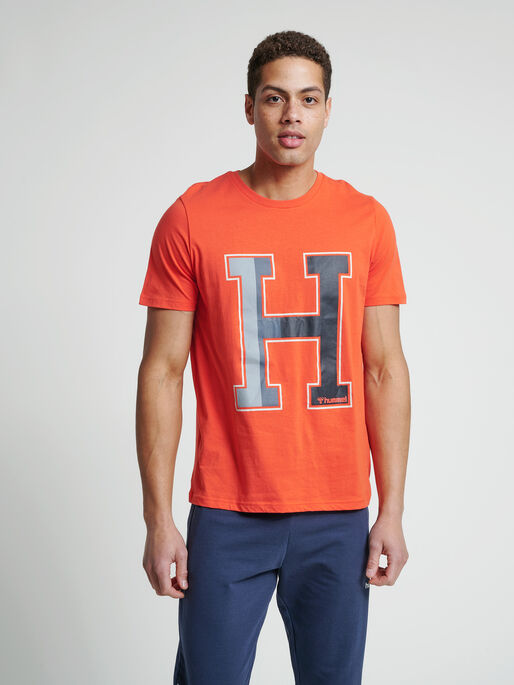 hmlLANEWAY T-SHIRT, FIESTA, model