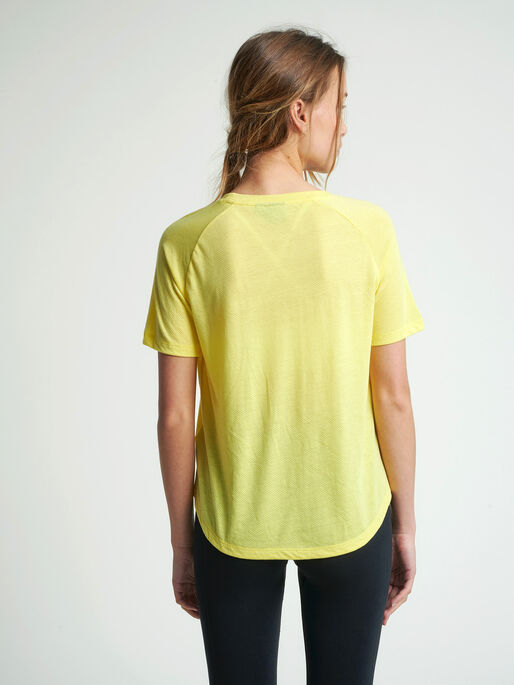 hmlVANJA T-SHIRT S/S, CELANDINE, model