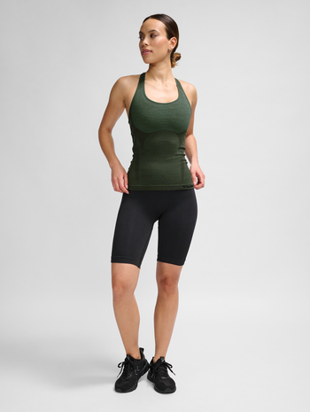 hmlCLEA SEAMLESS TOP, CLIMBING IVY, model