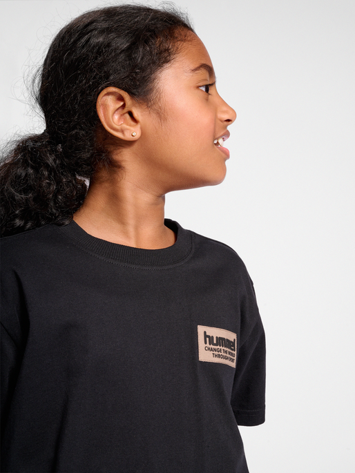 hmlDARE T-SHIRT S/S, 2001, model