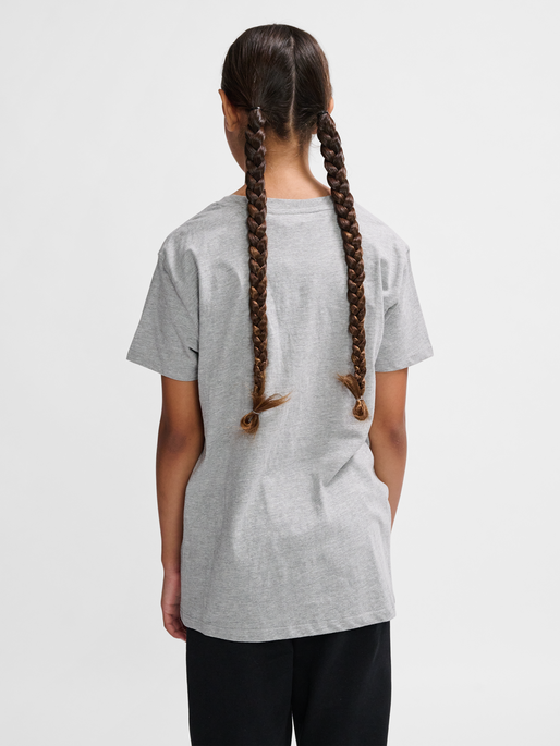 hmlGO 2.0 LOGO T-SHIRT S/S KIDS, GREY MELANGE, model