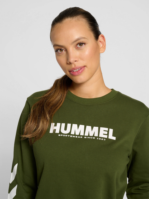 hmlLEGACY SWEATSHIRT, RIFLE GREEN, model