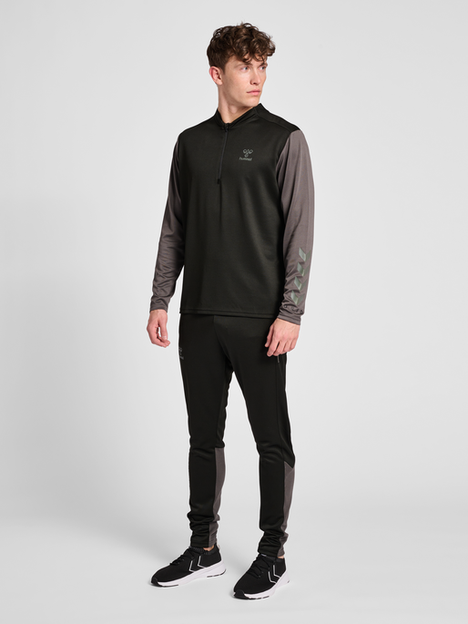 hmlONGRID 1/2 ZIP POLY SWEAT, JET BLACK, model