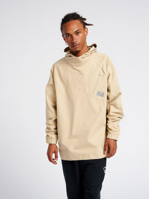 hmlTROOPER ANORAK, PALE KHAKI, model
