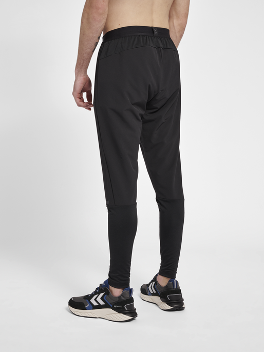 hmlMT DRAGON HYBRID TAPERED PANTS, BLACK, model