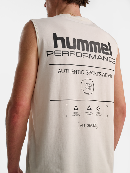 hmlHIIT MUSCLE TANK TOP, TOFU, model