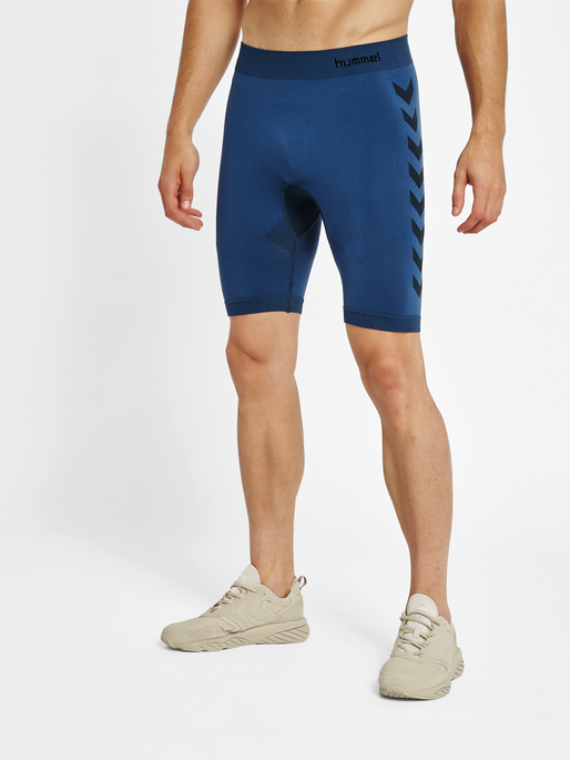 HUMMEL FIRST SEAMLESS TR SHT TIGHTS, DARK DENIM, model