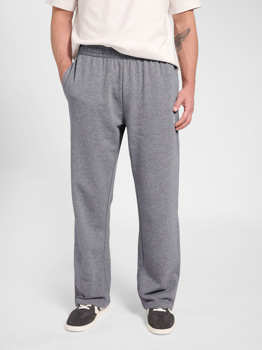 hmlPULSE WIDE SWEAT PANTS, GREY MELANGE, model