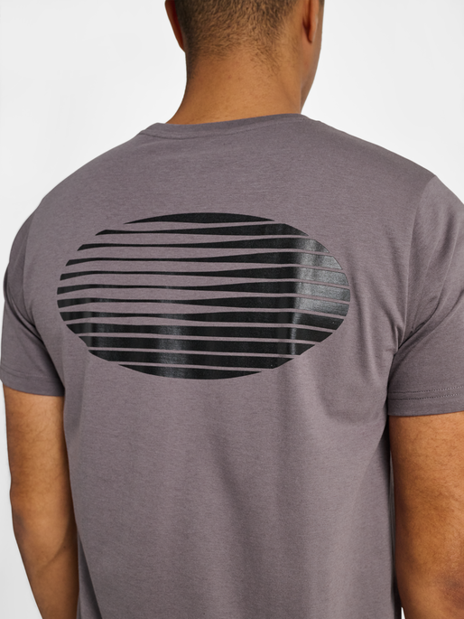 hmlPULSE GRAPHIC T-SHIRT S/S, SHARK, model