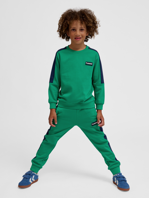 hmlDIXEN SWEATSHIRT, PEPPER GREEN, model