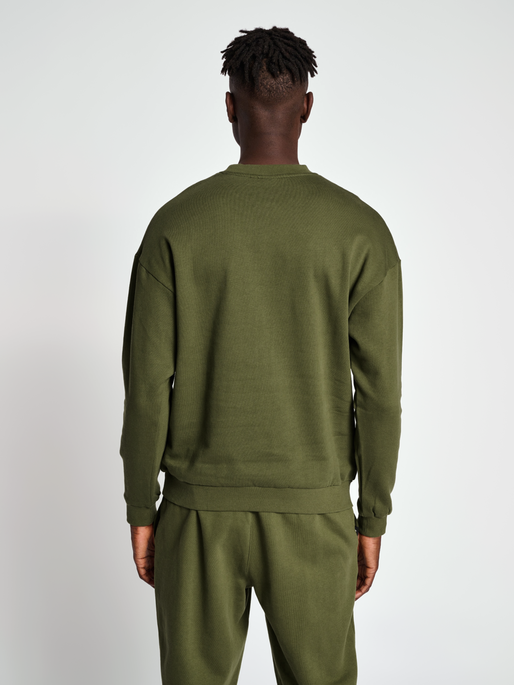 hmlLP10 BOXY SWEATSHIRT, IVY GREEN, model