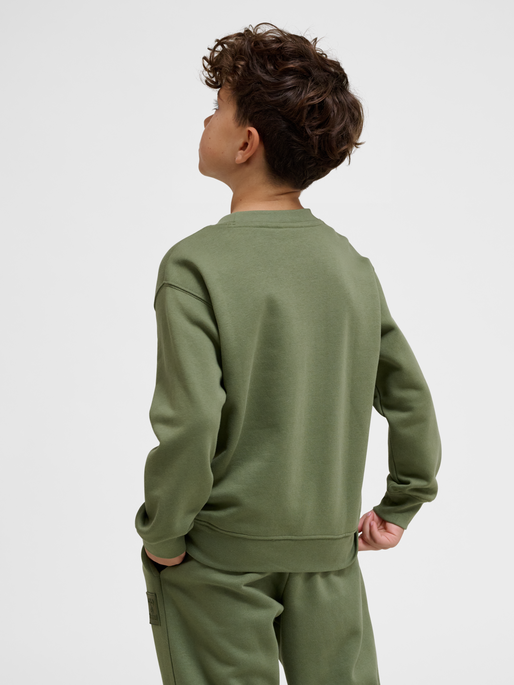 hmlCLEAN SWEATSHIRT, OLIVINE, model