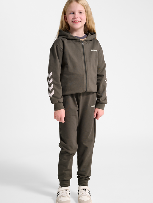 hmlJR LOGO ZIP JACKET, DARK NIGHT, model