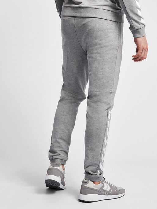 HMLRAY PANTS, GREY MELANGE, model