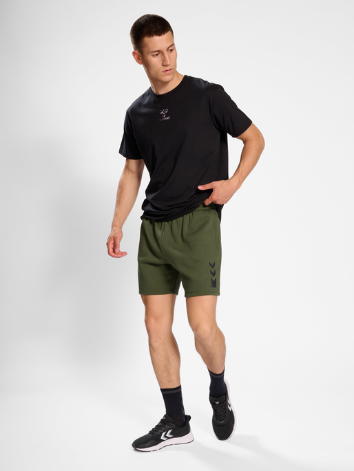 hmlACTIVE CO SHORTS, OLIVE NIGHT, model