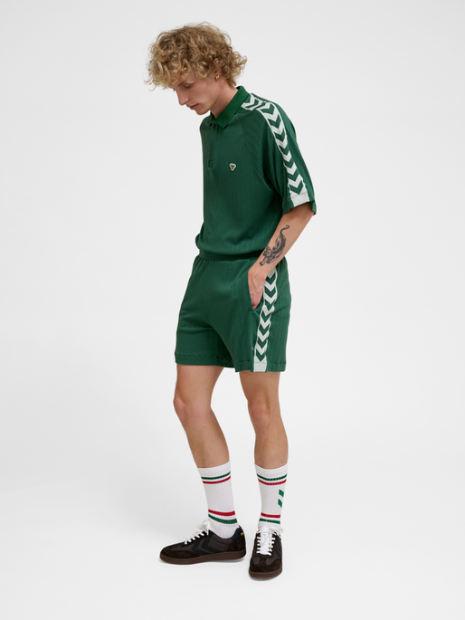 hmlARCHIVE REGULAR SHORTS, EDEN, model