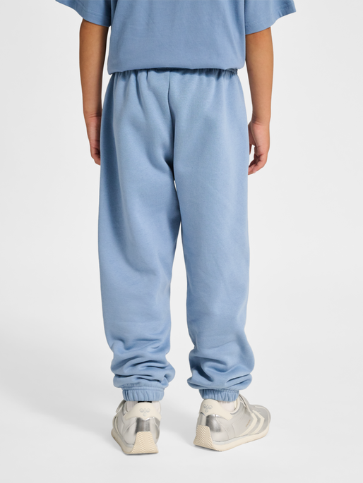 hmlJR LOOSE SWEATPANTS BEE, FADED DENIM, model