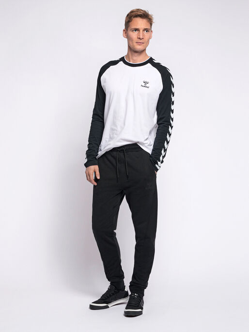 hmlISAM REGULAR PANTS, BLACK, model