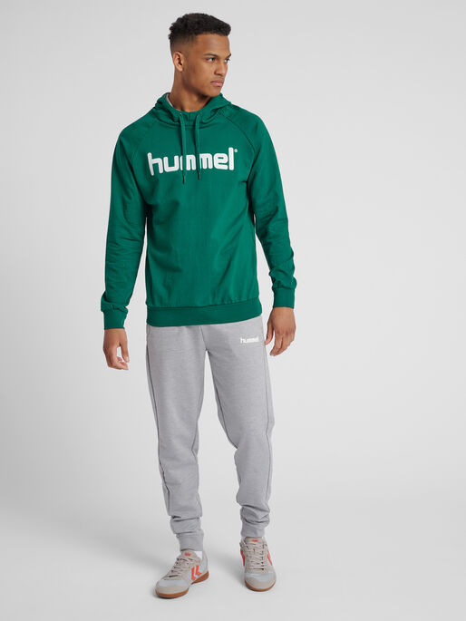 HMLGO COTTON LOGO HOODIE, EVERGREEN, model