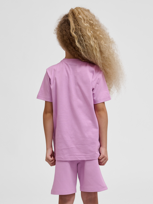 hmlTUKAS T-SHIRT S/S, SMOKY GRAPE, model