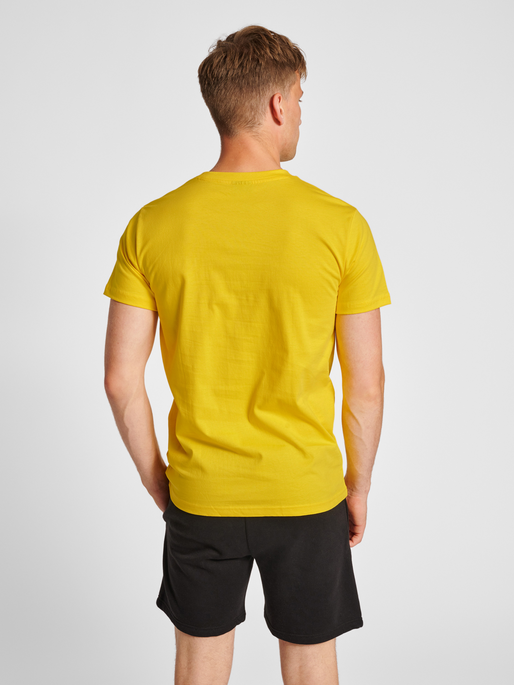 hmlRED HEAVY T-SHIRT S/S, EMPIRE YELLOW, model
