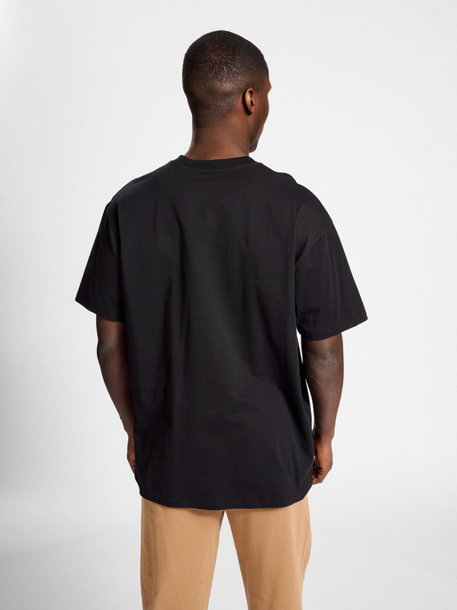 hmlLGC NATE T-SHIRT, 2001, model