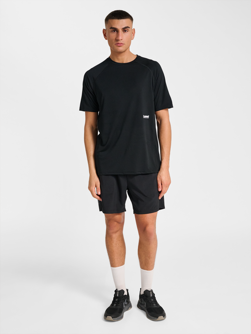 hmlPULSE WORKOUT T-SHIRT S/S, BLACK, model