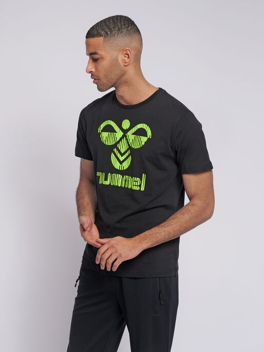 hmlVALTER T-SHIRT S/S, BLACK, model