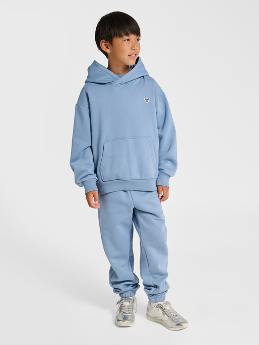 hmlJR LOOSE HOODIE BEE, FADED DENIM, model