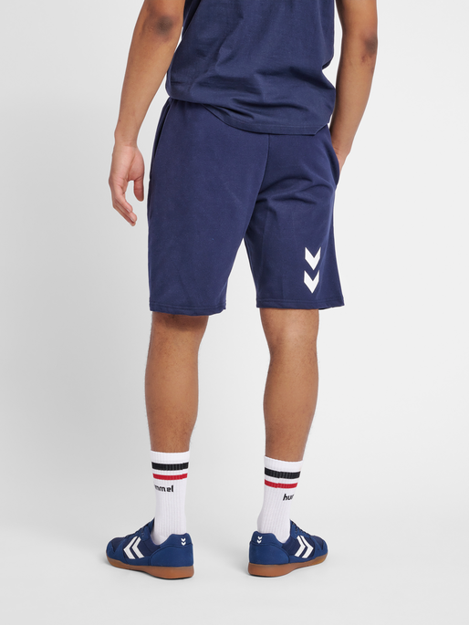 HMLGO COTTON BERMUDA SHORTS, MARINE, model