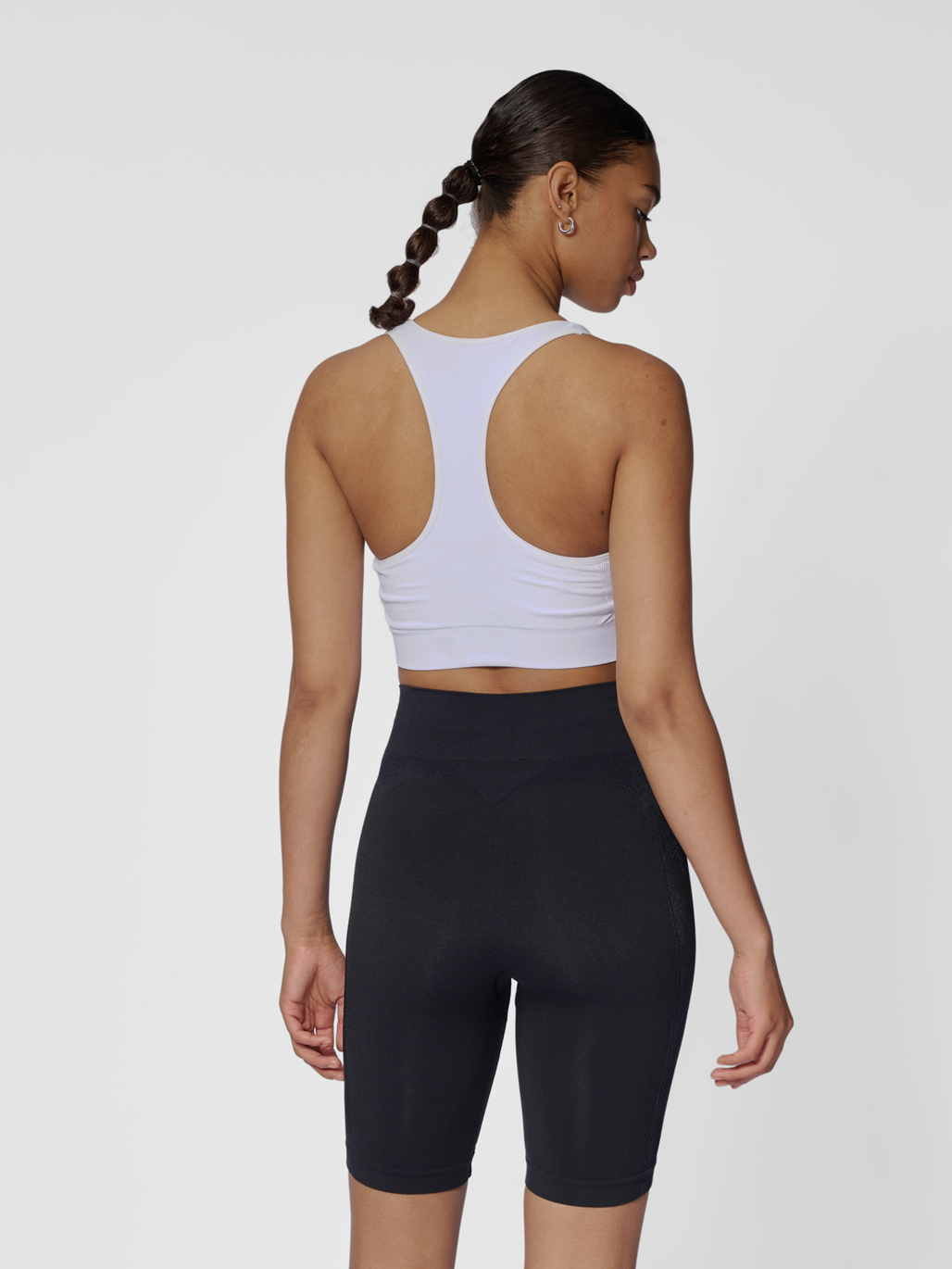 hmlTIF SEAMLESS SPORTS TOP, WHITE, model