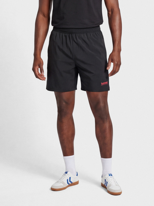 hmlHIIT INTENSITY SHORTS, BLACK, model