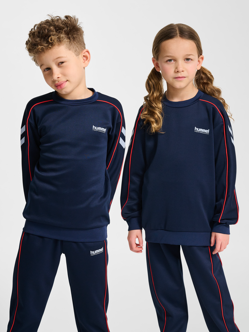 hmlJR INTERLOCK CREWNECK, DRESS BLUES, model
