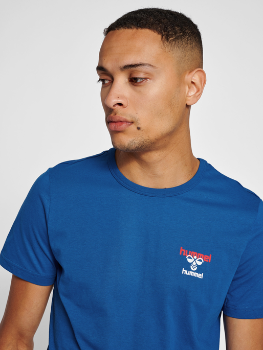 hmlIC DAYTON T-SHIRT, TRUE BLUE, model