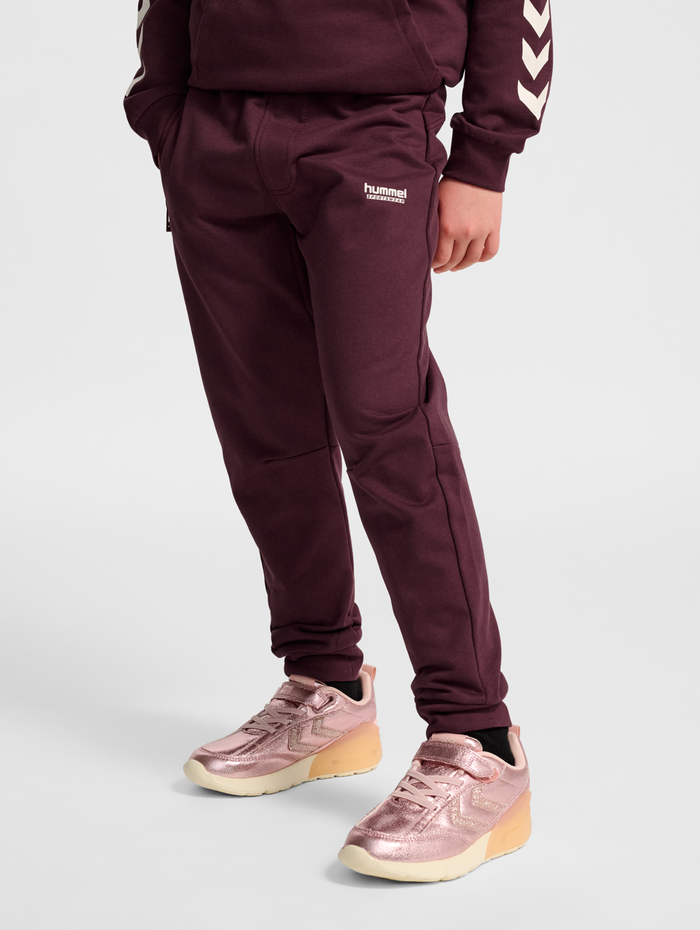 hmlJR REGULAR ADJ WAIST PANTS, VINEYARD WINE, model