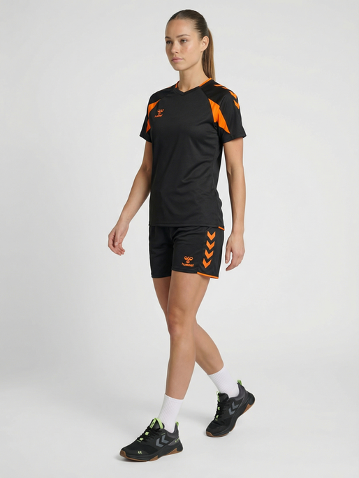 hmlCORE 2.0 SHORTS WOMAN, BLACK/ORANGE TIGER, model