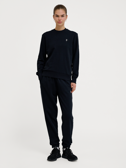 hmlPULSE W SWEAT CREWNECK, BLACK, model