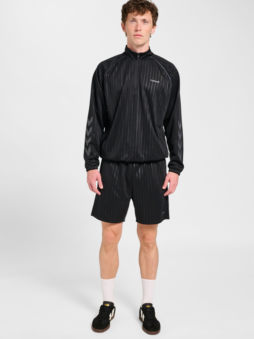 hmlSTRIPE SHORTS, BLACK, model