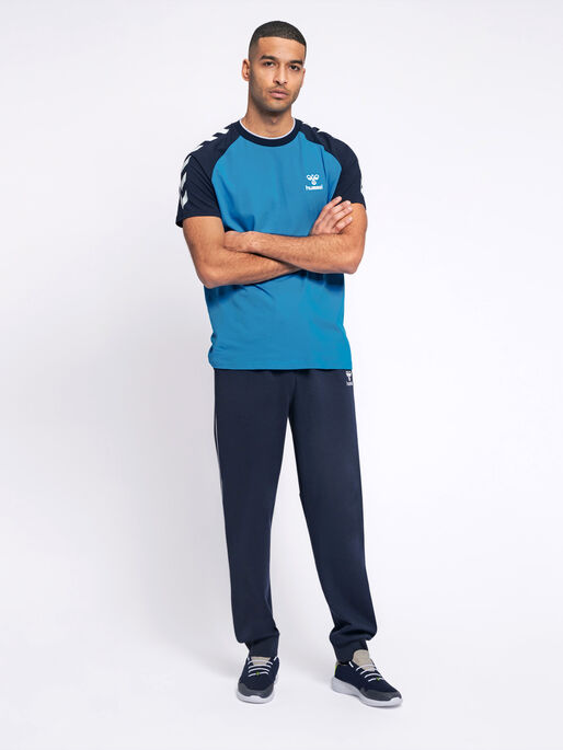 hmlMARK T-SHIRT S/S, BLUE ASTER, model