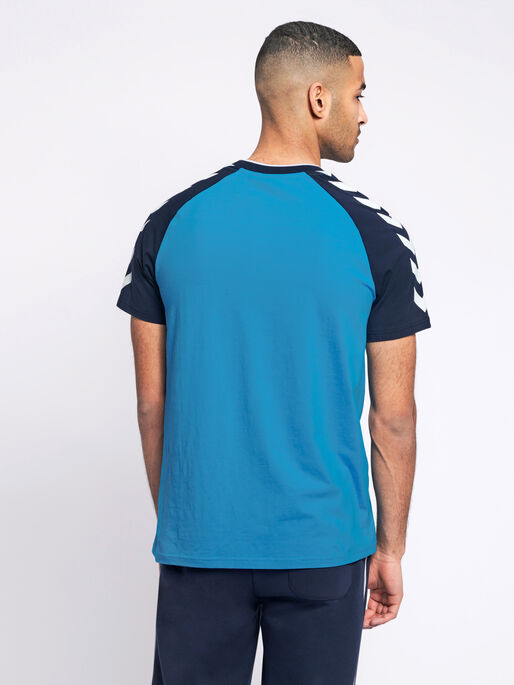 hmlMARK T-SHIRT S/S, BLUE ASTER, model