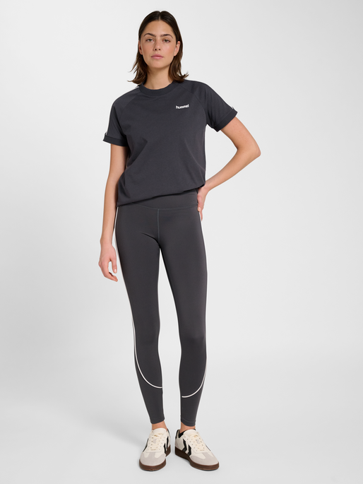 hmlPULSE PIPING W T-SHIRT S/S, EBONY, model